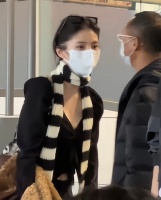 网友日本机场偶遇韩素希，姐姐好优雅啊，气质好优越……