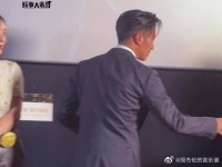现场谢霆锋脱西装好绝！