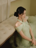 刘诗诗穿绿裙盘发素净淡雅 曳地长裙勾勒婀娜腰身