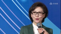 敬一丹和海霞亮相大学生电视节闭幕式，一个端庄优雅一个亲切自然
