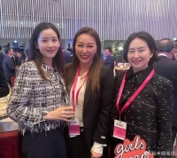 何超琼出席私人聚会！穿深V装性感十足，干女儿模样越来越像她