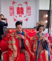 富家千金婚礼全程直播，陪嫁豪车豪宅百万礼金，佟大为刘晓庆撑场
