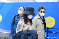 王诗龄与老爸王岳伦一同现身上海机场……