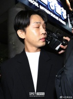 就说刘亚仁被麦克风戳脸这一幕怎么似曾相识的……