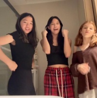 张庭13岁女儿近照曝光，身材是超模水准，引起网友热议