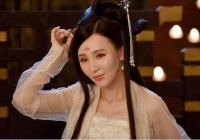 19岁和导演私奔住地下室, 连生3胎才结婚, 如今老公用整部剧捧她