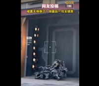 威震天在北京环球影城摔了一跤，一句“气死我了”逗乐网友，景区回应