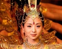 还记得“千手观音”里的聋哑领舞吗？被富商苦追8年的她如今怎样