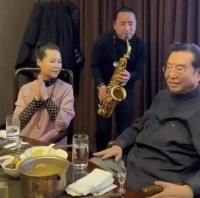 李双江梦鸽罕见露面，儿子入狱十年终释放，引起网友热议