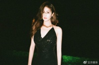 白鹿穿深V露背吊带裙拍夜幕大片 肌肤白嫩像在发光