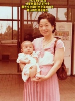 1979年。外婆抱着100天的外孙。二十年后他将改变华语乐坛……