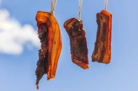 品读｜在屋内挂了很久的腊肉，随着山风晃荡