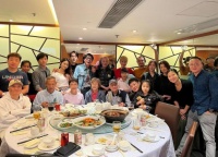 60岁钱小豪近况曝光，为父母贺寿，儿子庞景峰带女友见长辈好事将近