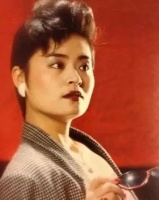 当红时嫁小15岁丈夫，离婚自杀未遂，被弟弟打到耳聋