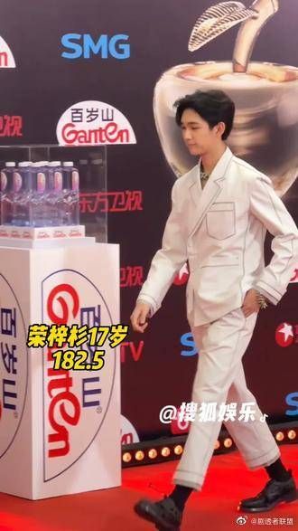 弟弟真的长大了！17岁就是大帅哥，还自报身高182.5cm