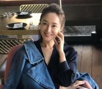她24岁主持央视春晚，两个男人为了她离婚，今三年生两胎生活幸福
