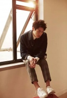 他是名副其实的富二代，父亲有18家公司，却活成圈中最抠门的男星