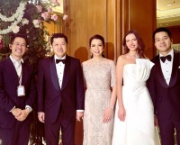 泰国首富谢国民的孙子大婚，刘德华小舅子携妻子参加，画面超甜蜜