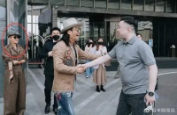 孙兴携富婆外出遇堵车，亲自下车指挥，一个寸头一个扎辫堪称绝配