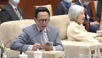 李泽楷到北京开会，被央视拍到发言眉头紧锁，并非因普通话问题