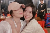 宋慧乔合照中胸襟大开 与“恶女”林智妍贴脸亲亲
