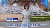 央视主持人邹韵亮相博鳌采访，没化妆幕后照曝光，发型发量是亮点