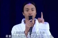 那年，在张国荣的葬礼上，“好友”唐鹤德哭得现场昏厥3次……