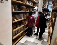 马蓉带儿女逛书店被偶遇，打扮越来越年轻漂亮，染了金发像学生妹