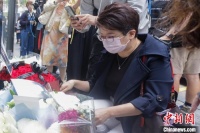 张国荣逝世20周年 众多歌迷到香港文华东方酒店献花悼念