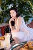 拥有“盛世美颜”的景甜白璧无暇……