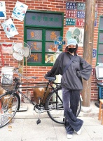 杨幂发文说一不小心回到小时候～五彩泡泡糖、无花果、自行车……