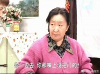 90岁老戏骨罕见露面，身形消瘦行动迟缓，网友直呼认不出