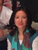 59岁何晴与富商聚会饮酒，脸颊红润似微醺，被对方搭肩关系亲密