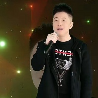 知名歌手因病住院，躺病床浑身插管，虚弱吸氧面色憔悴，曾放支架