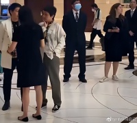 梁安琪布鞋出行太低调，身上也没戴珠宝，跟蔡天凤母亲成鲜明对比