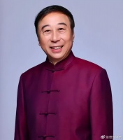 冯巩真的太会藏了！20年没有公开露面的娇妻，看起来像18岁少女