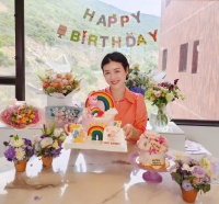 陈茵媺生日在家与家人开心庆生 与陈豪3个子女拍开心全家福
