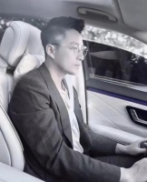 汪小菲深夜喝醉酒发文向母亲张兰道歉，引起网友热议