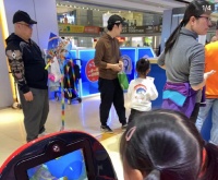 董子健携5岁大福商场玩耍，无滤镜的他身材瘦小，弯腰与女儿对话