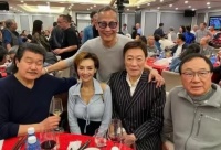 56岁叶子楣近况曝光，与许冠文黄锦燊等人聚会，一脸冻龄身材完美