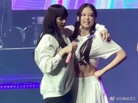 拥有完美身材和魔鬼身材的真傻真的很爱