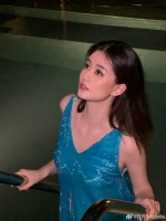 乔欣夜色泳衣随拍 蓝色亮片泳衣好仙好美啊！乔欣真的白到发光！