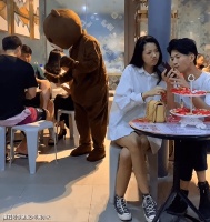 崩溃在一瞬间！男子在火锅店打零工，不料却遇到女朋友和别人约会