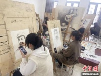 用画笔致敬！#江苏一大学美院师生为50位英烈画像