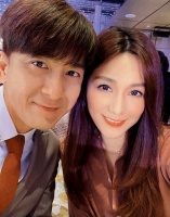 马国明陪汤洛雯去名店购物 遇粉丝想合影两人大方配合