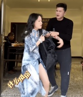 女子第一次去男友家不给上桌吃饭，气得当场离开，男生：这是风俗