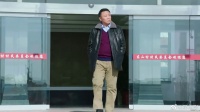 老班长有困难，一个电话战友全到，拿出一千万现金