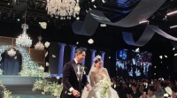 李昇基李多寅婚礼现场曝光，新郎下跪再求婚，夫妻俩甜蜜对视亲吻