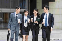 年过40的男人压力大时，为什么都喜欢喝两杯？网友：不轻易倾诉