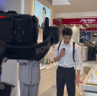 吴磊他真的我哭死，男德满分选手，白衬衫里面特意穿了白背心！